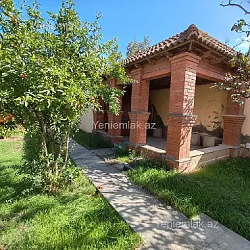 Satılır 8 otaqlı həyət evi 380 m²