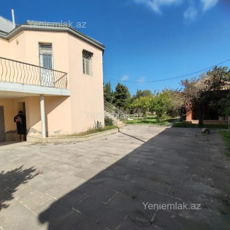 Satılır 8 otaqlı həyət evi 380 m²