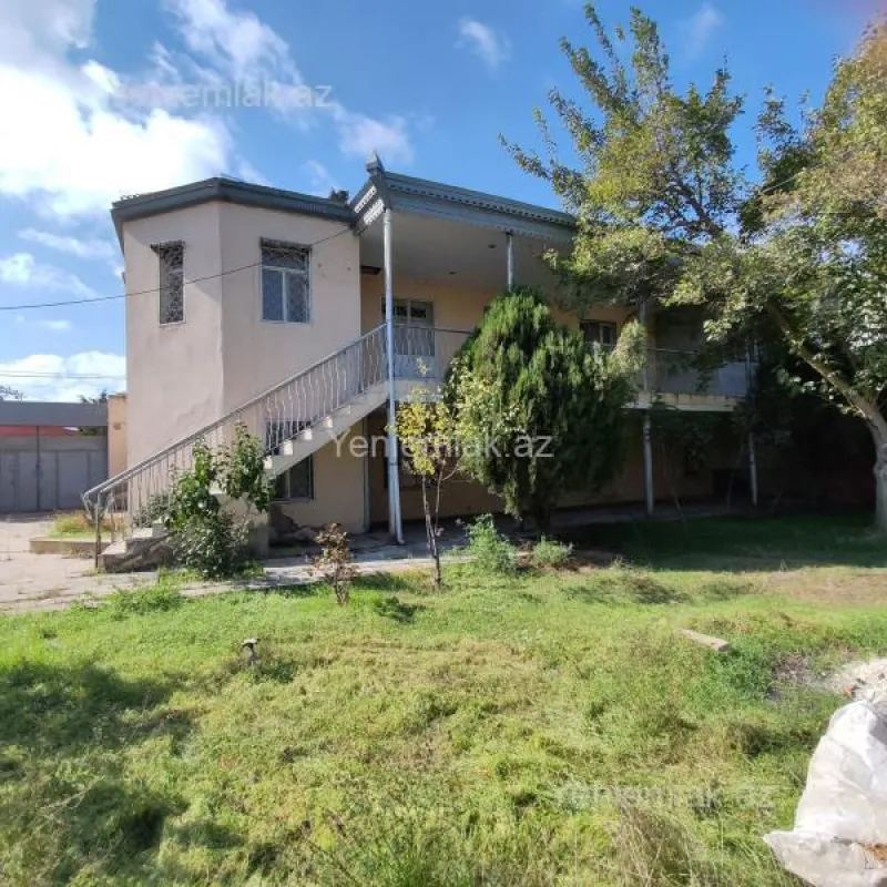 Satılır 8 otaqlı həyət evi 380 m²