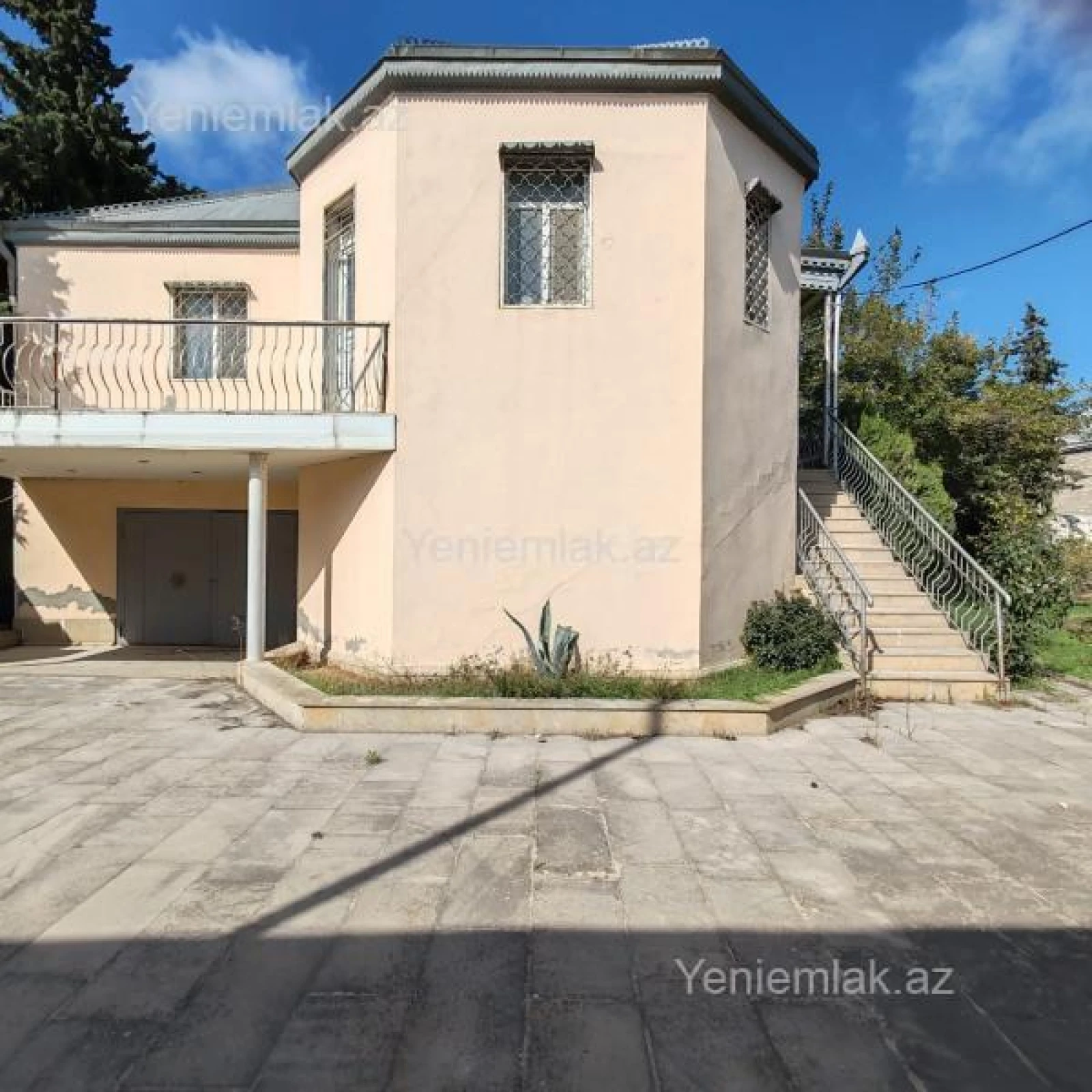 Satılır 8 otaqlı həyət evi 380 m²