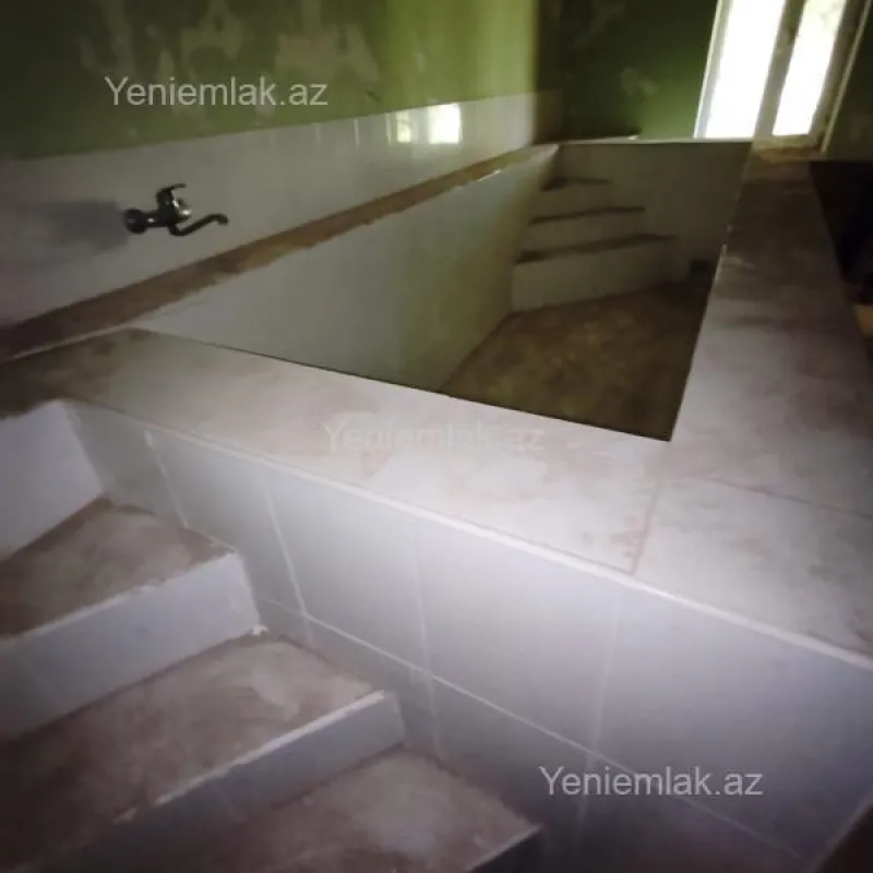 Satılır 8 otaqlı həyət evi 380 m²