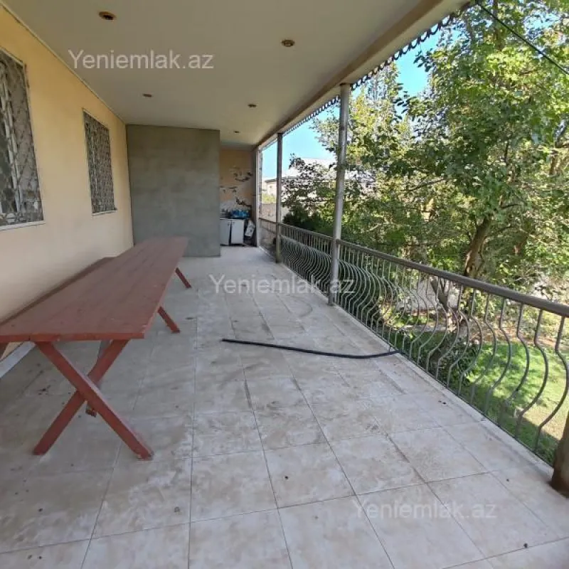 Satılır 8 otaqlı həyət evi 380 m²