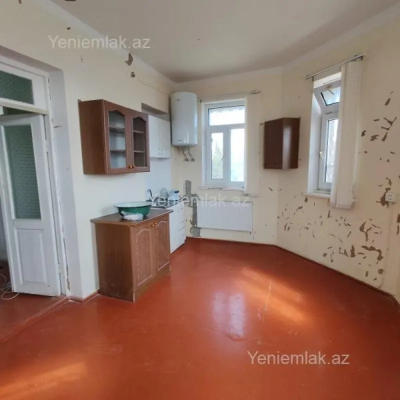 Satılır 8 otaqlı həyət evi 380 m²