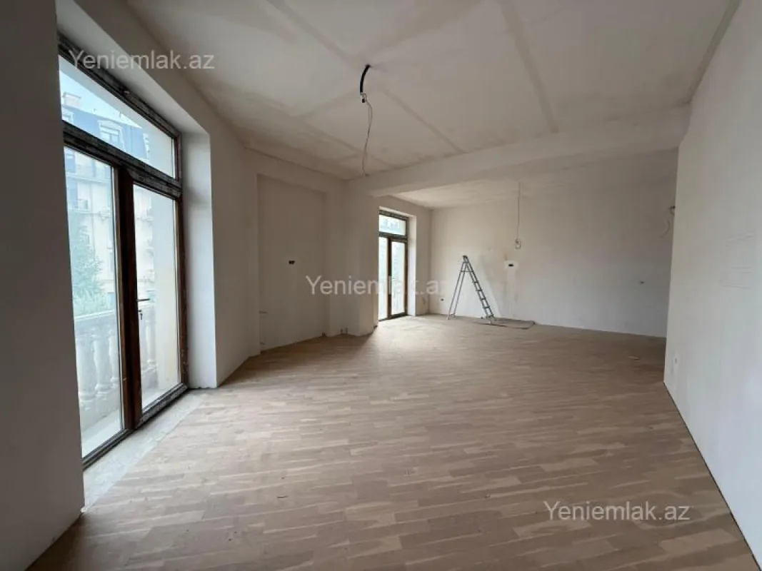 Satılır 3 otaqlı yeni tikili 130 m²