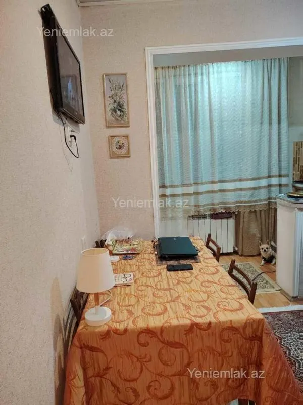 Satılır 1 otaqlı köhnə tikili 42 m²