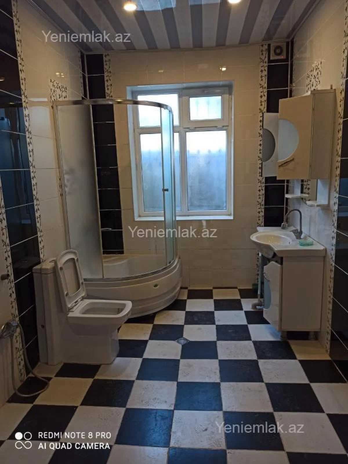 Satılır 8 otaqlı həyət evi 300 m²