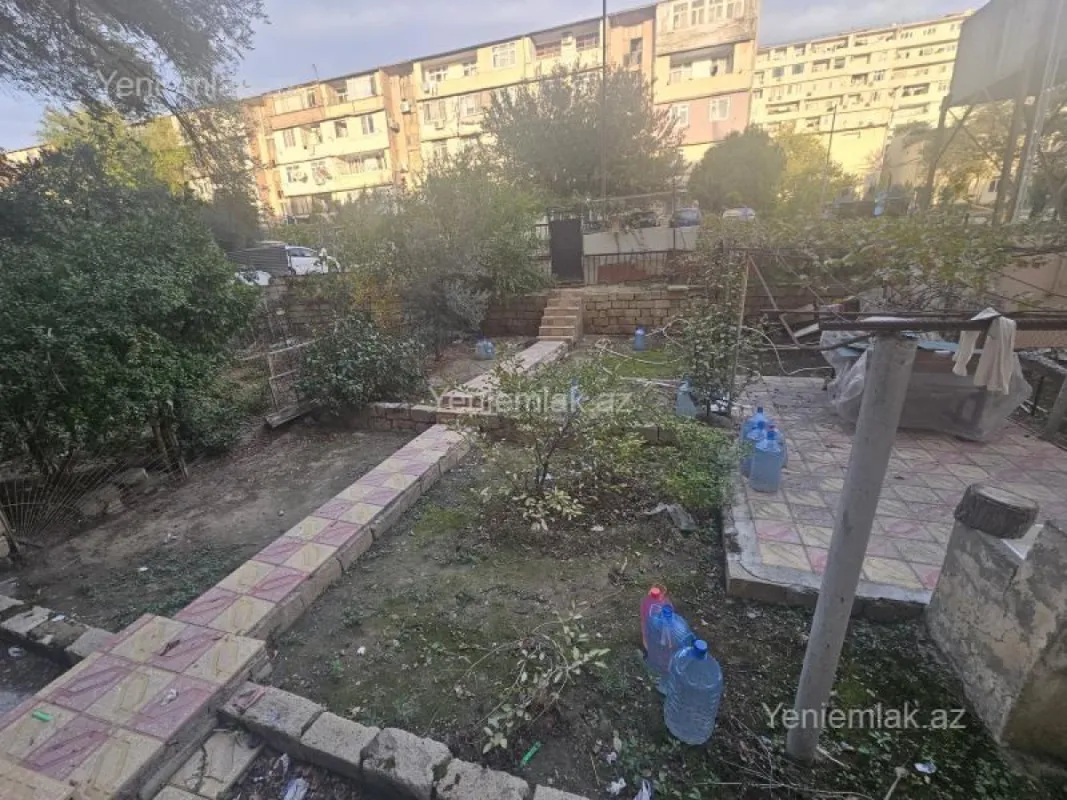 Satılır 4 otaqlı köhnə tikili 110 m²