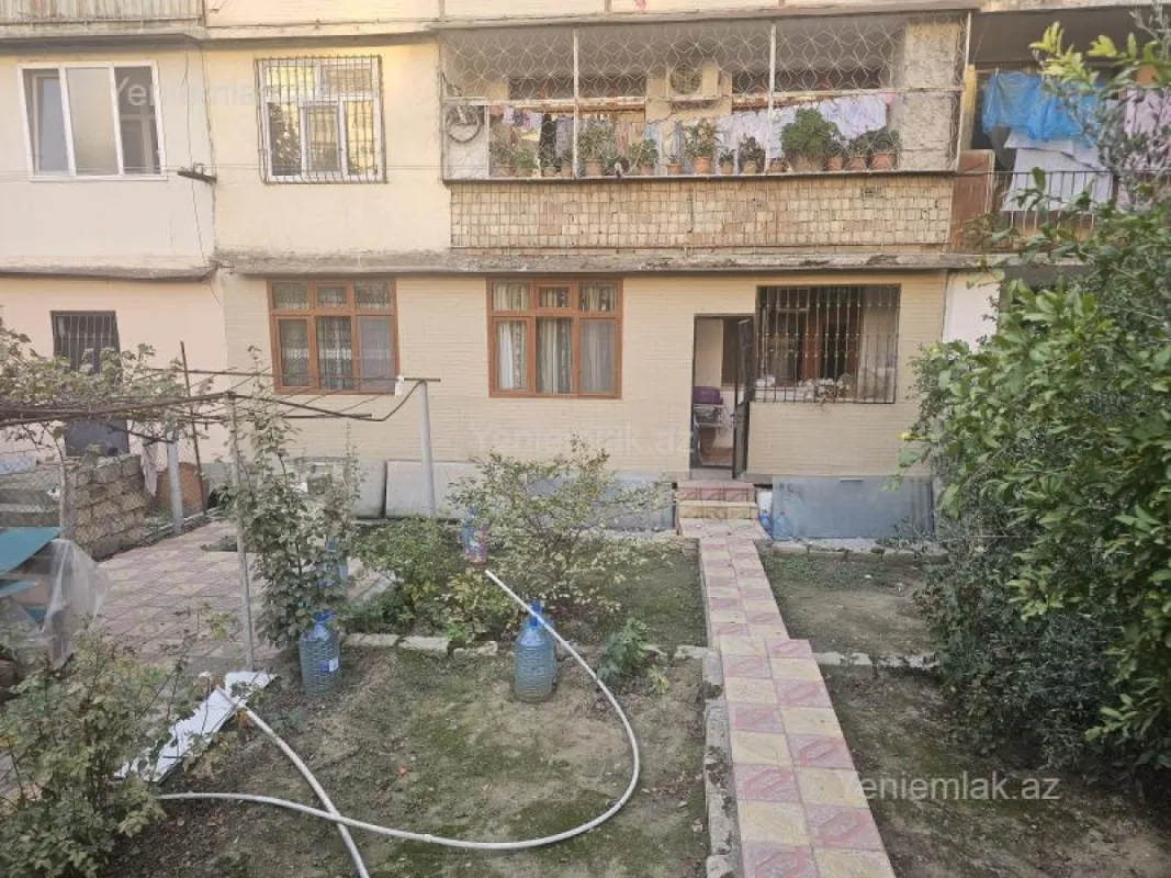 Satılır 4 otaqlı köhnə tikili 110 m²