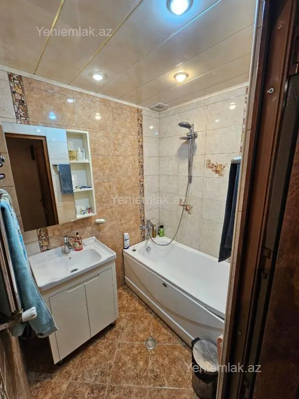 Satılır 4 otaqlı köhnə tikili 110 m²