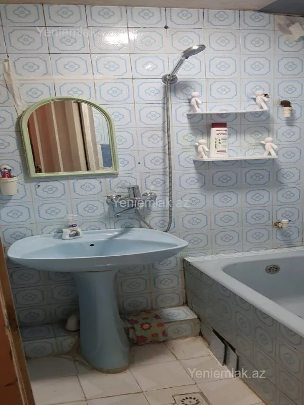 Satılır 2 otaqlı köhnə tikili 70 m²