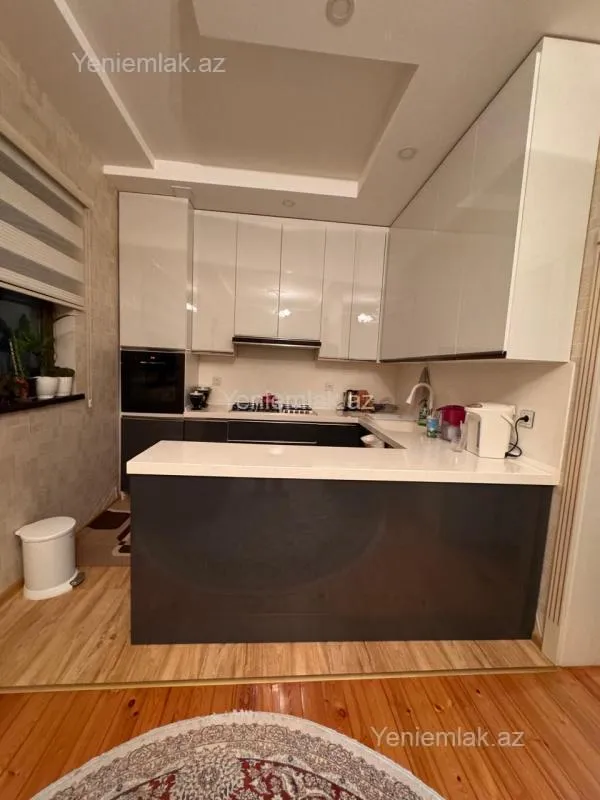 Satılır 3 otaqlı köhnə tikili 100 m²