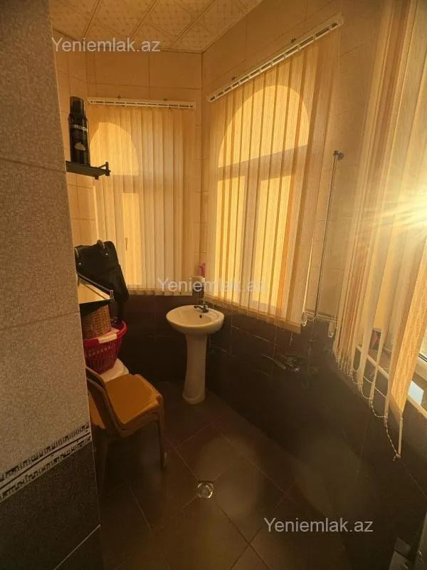 Satılır 5 otaqlı həyət evi 182 m²
