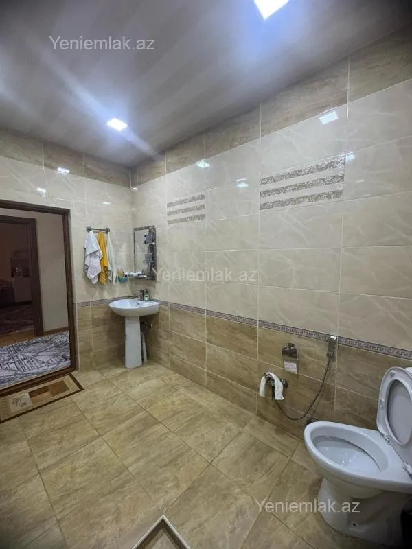 Satılır 5 otaqlı həyət evi 182 m²
