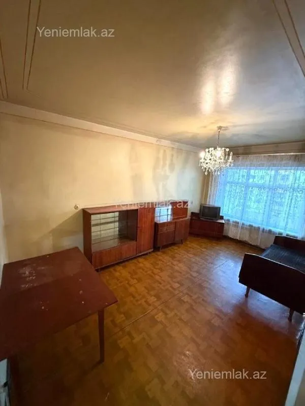 Satılır 4 otaqlı köhnə tikili 110 m²