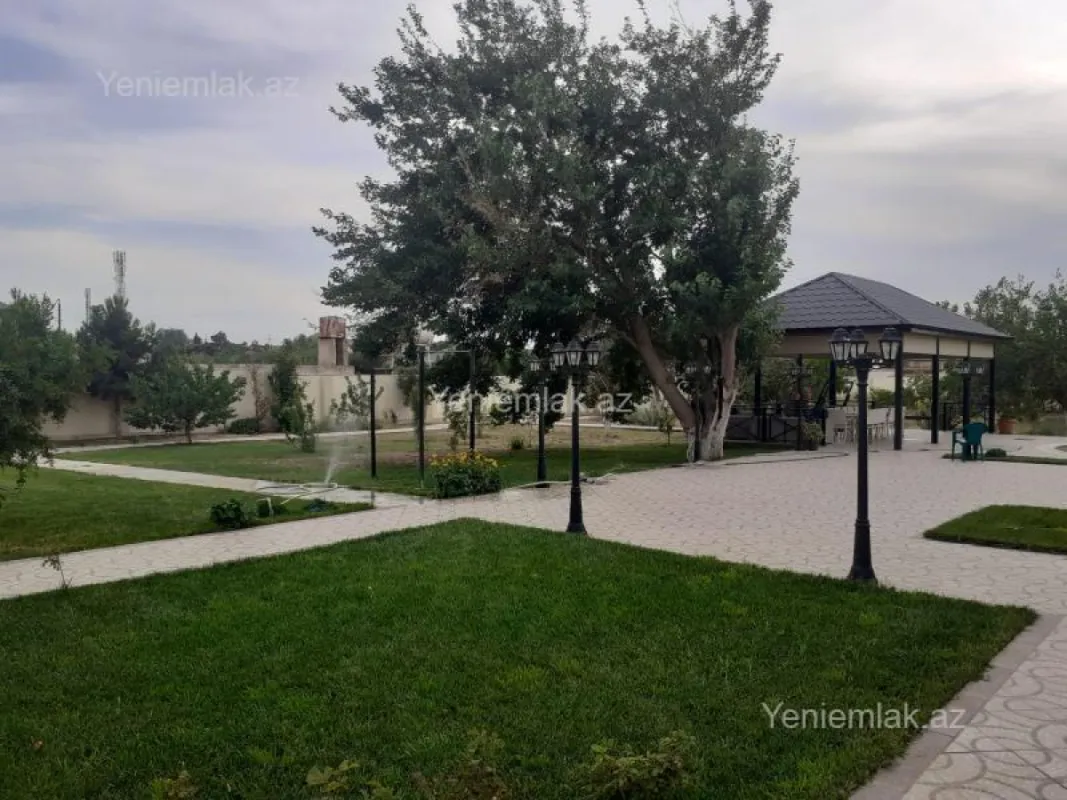 Satılır 8 otaqlı həyət evi 600 m²
