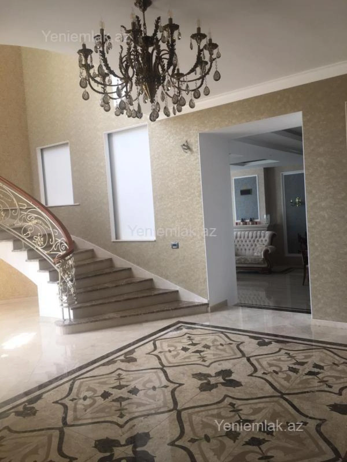 Satılır 8 otaqlı həyət evi 600 m²