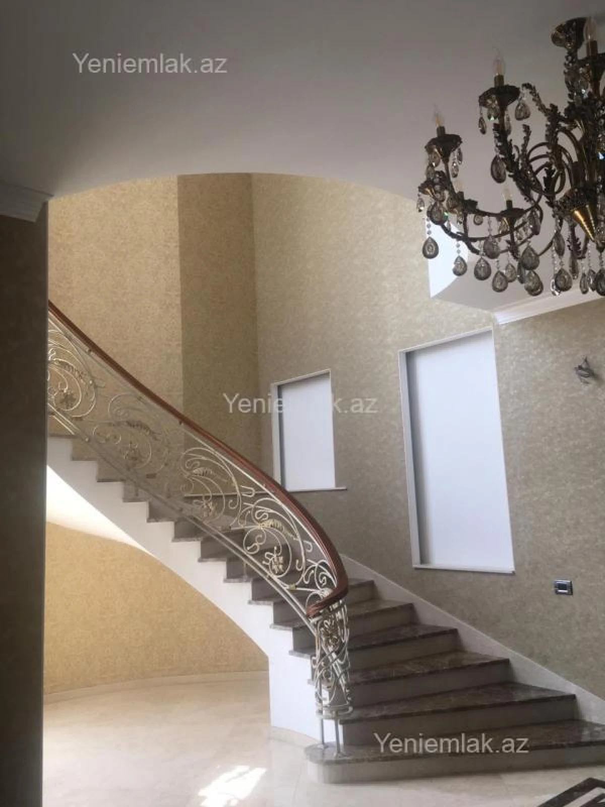 Satılır 8 otaqlı həyət evi 600 m²