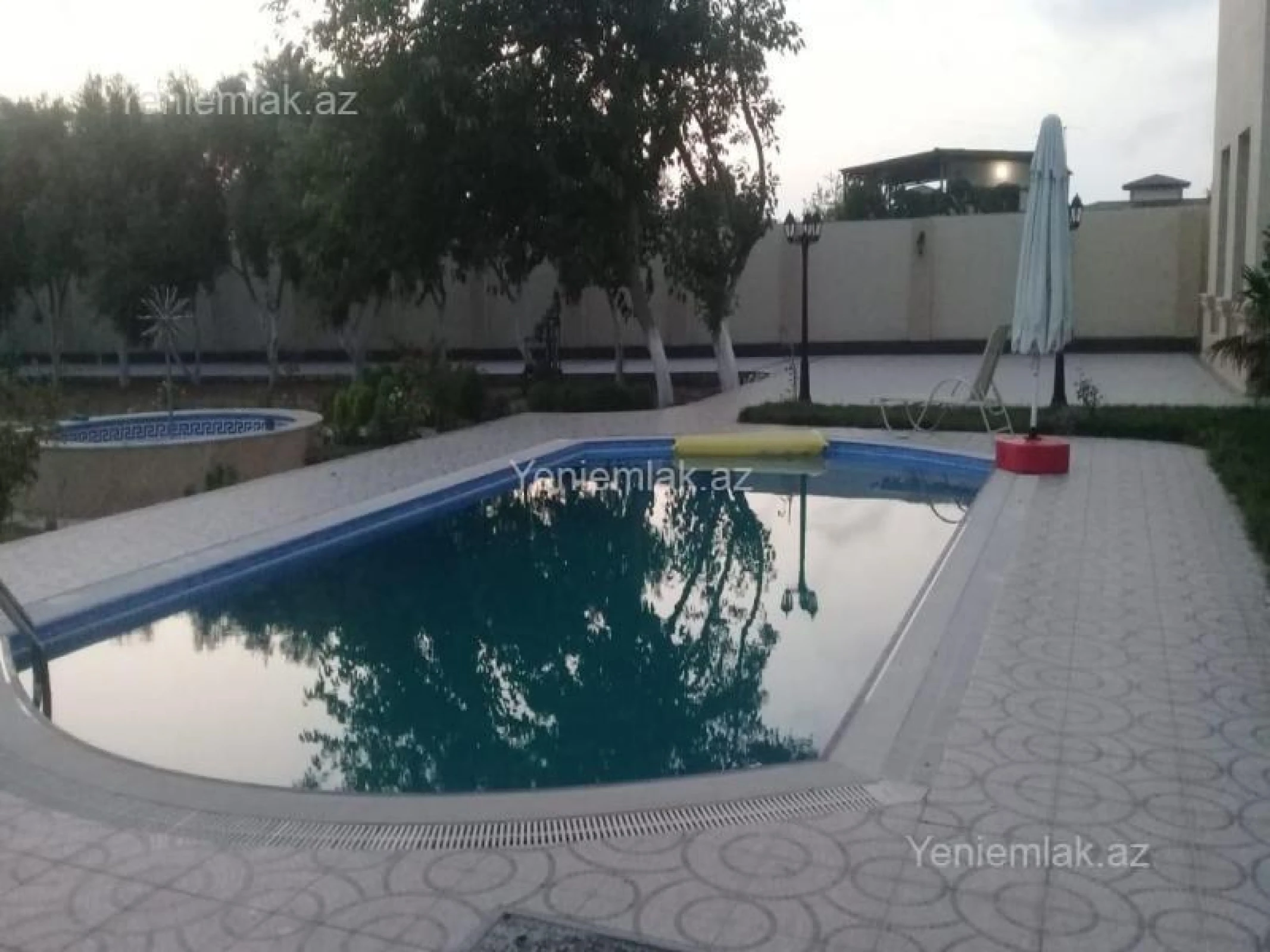 Satılır 8 otaqlı həyət evi 600 m²