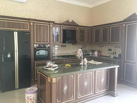 Satılır 8 otaqlı həyət evi 600 m²