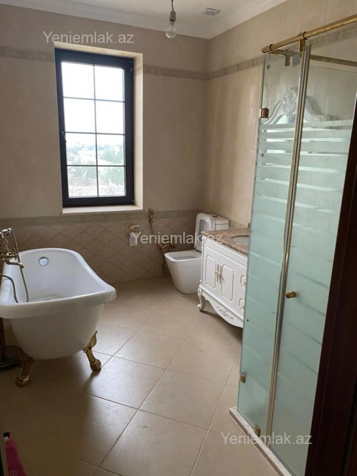 Satılır 8 otaqlı həyət evi 600 m²