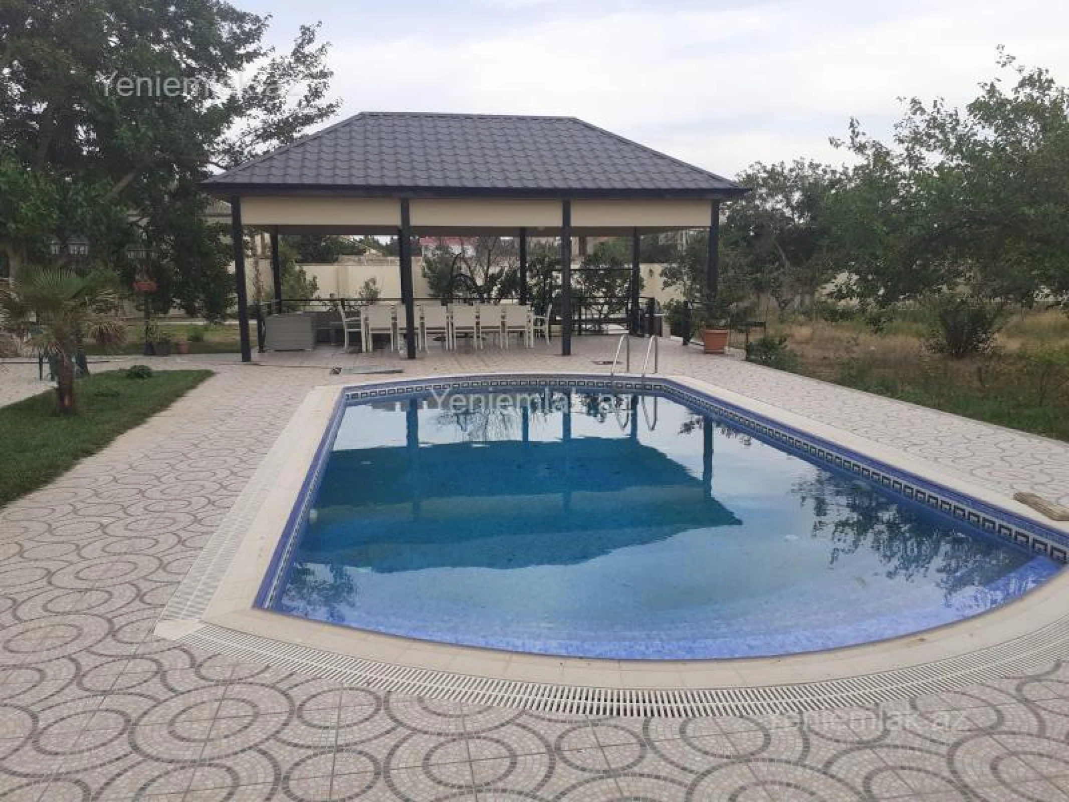 Satılır 8 otaqlı həyət evi 600 m²