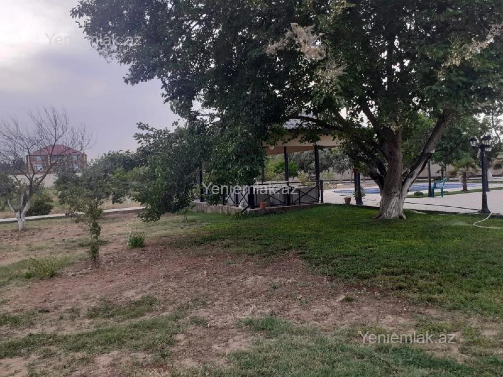 Satılır 8 otaqlı həyət evi 600 m²