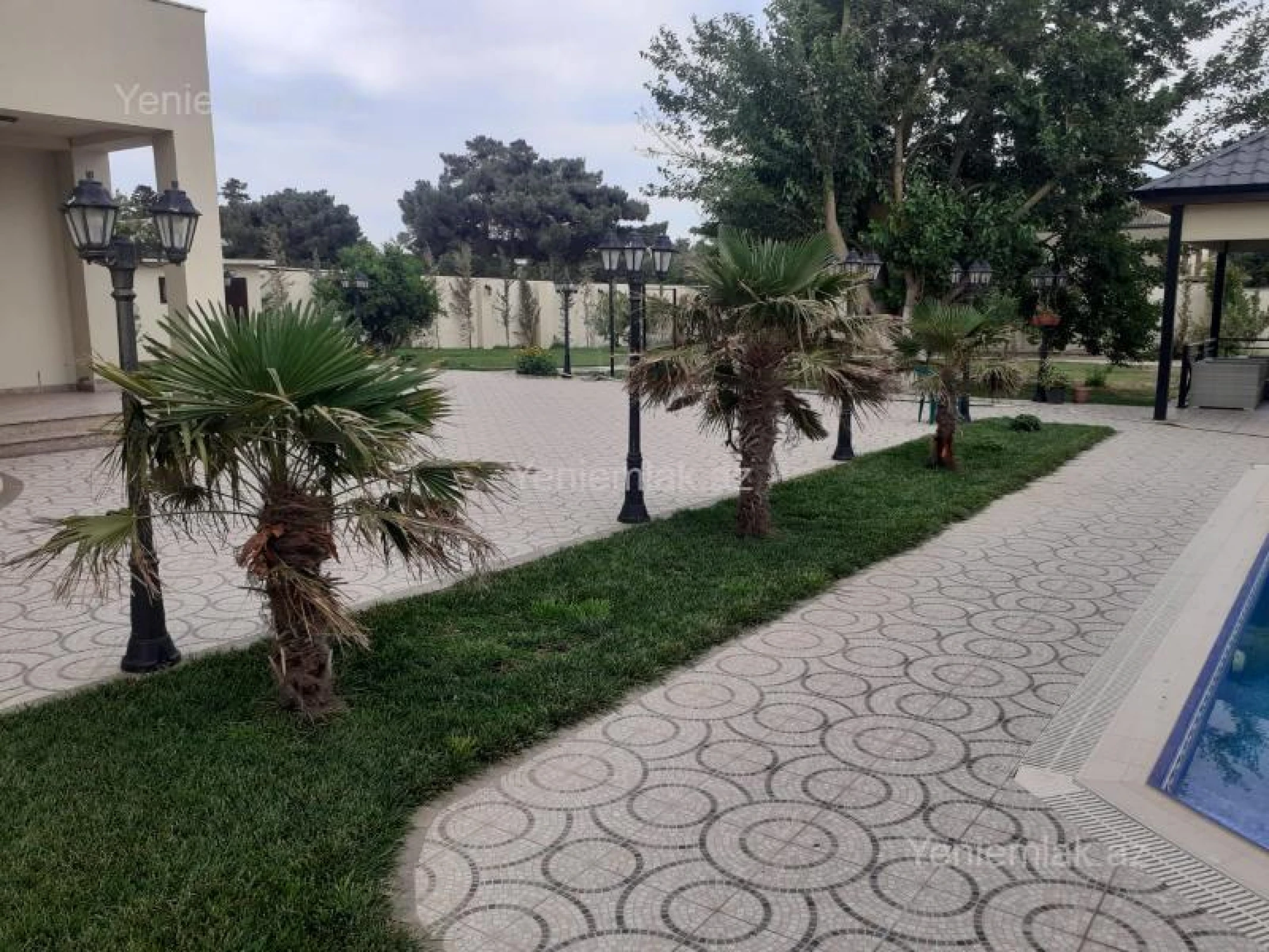 Satılır 8 otaqlı həyət evi 600 m²