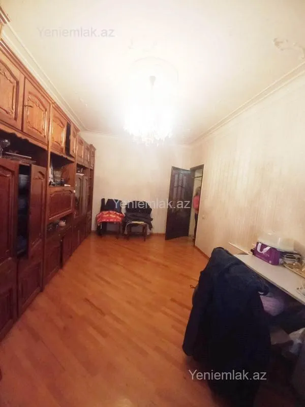 Satılır 5 otaqlı köhnə tikili 130 m²