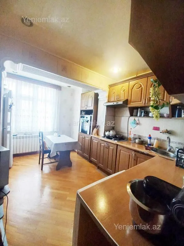 Satılır 5 otaqlı köhnə tikili 130 m²