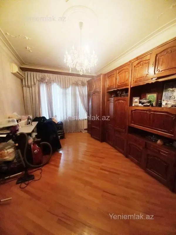 Satılır 5 otaqlı köhnə tikili 130 m²
