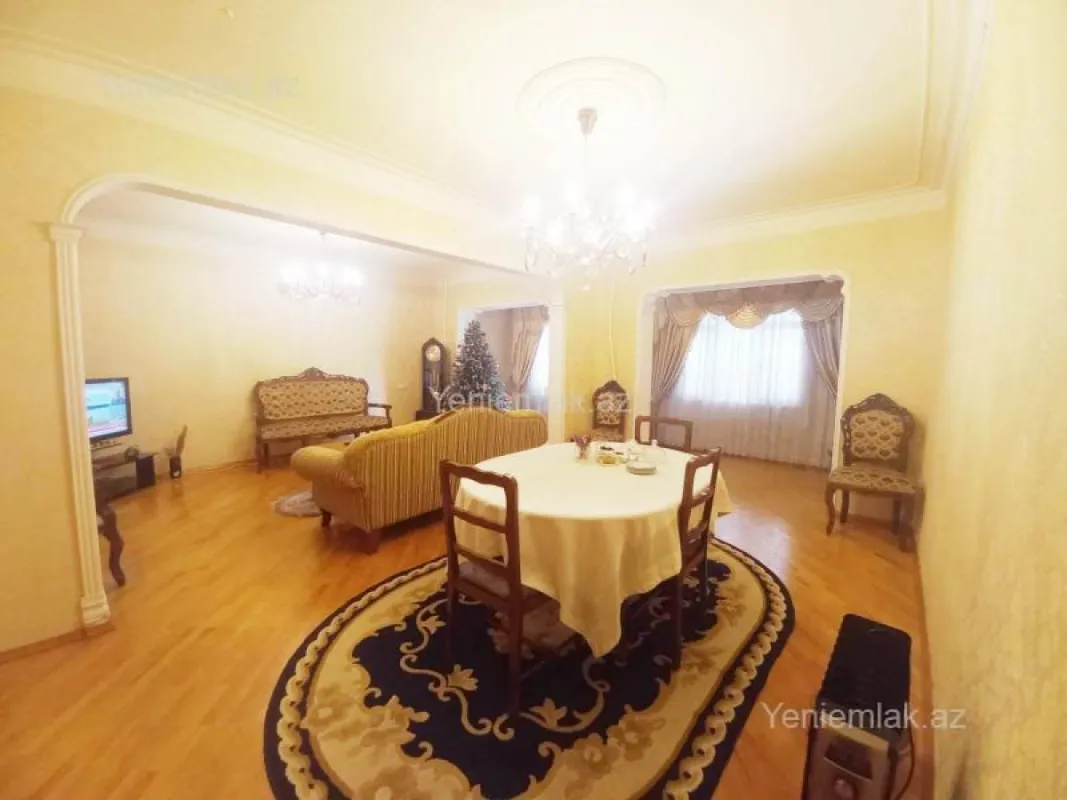 Satılır 5 otaqlı köhnə tikili 130 m²