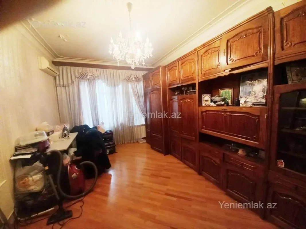 Satılır 5 otaqlı köhnə tikili 130 m²