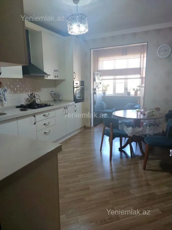 Satılır 4 otaqlı köhnə tikili 120 m²