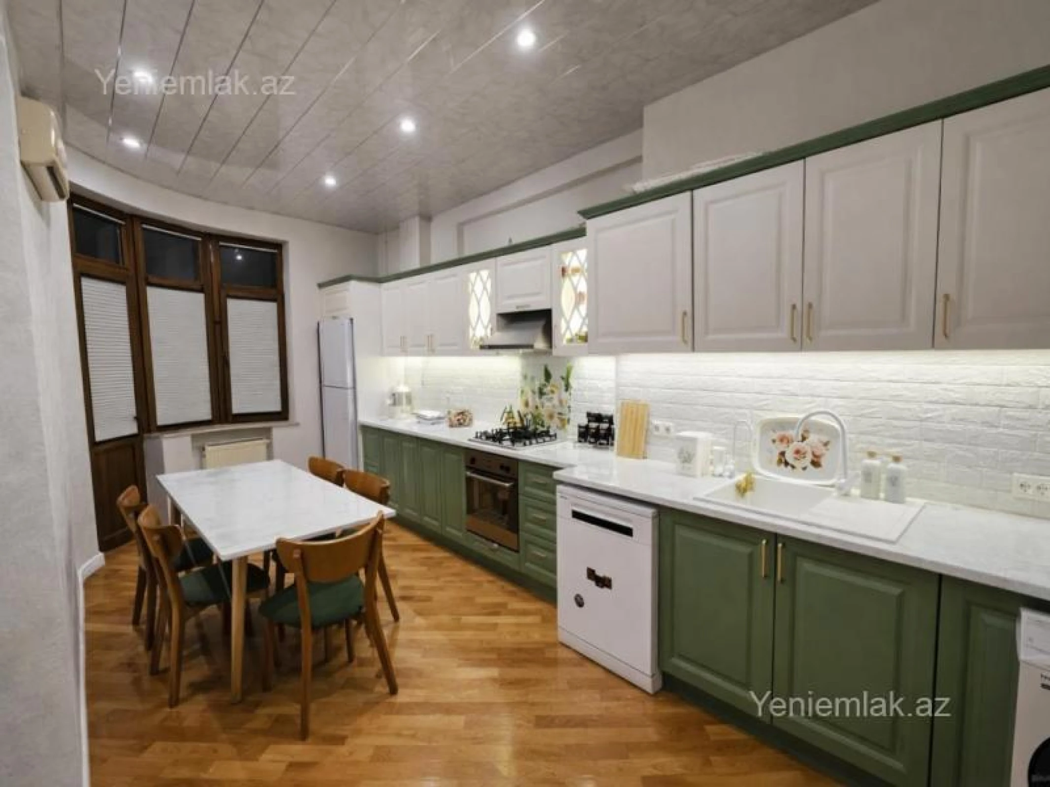 Satılır 3 otaqlı yeni tikili 130 m²