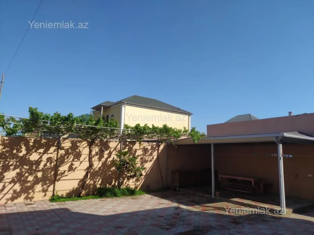 Satılır 4 otaqlı həyət evi 200 m²