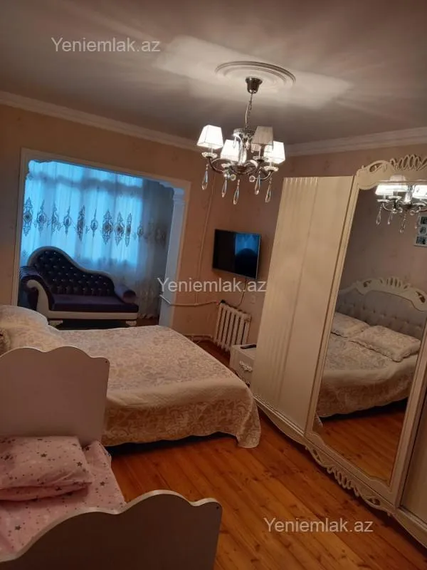 Satılır 4 otaqlı köhnə tikili 110 m²