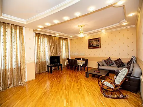 Satılır 6 otaqlı həyət evi 404.7 m²