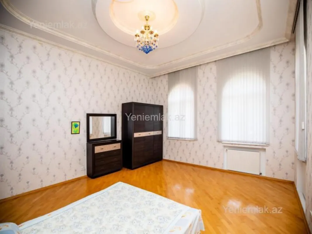 Satılır 6 otaqlı həyət evi 404.7 m²