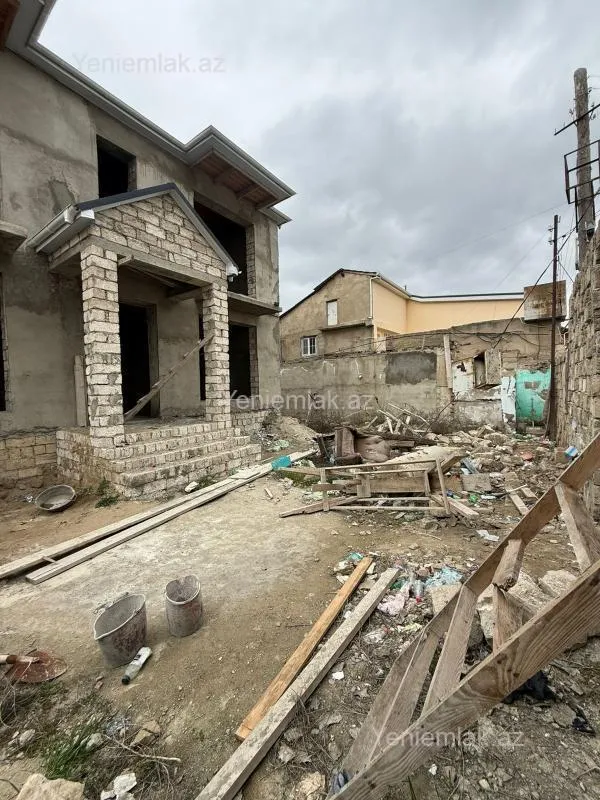 Satılır 4 otaqlı həyət evi 240 m²