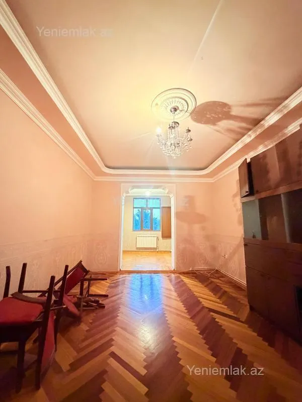 Satılır 3 otaqlı köhnə tikili 100 m²