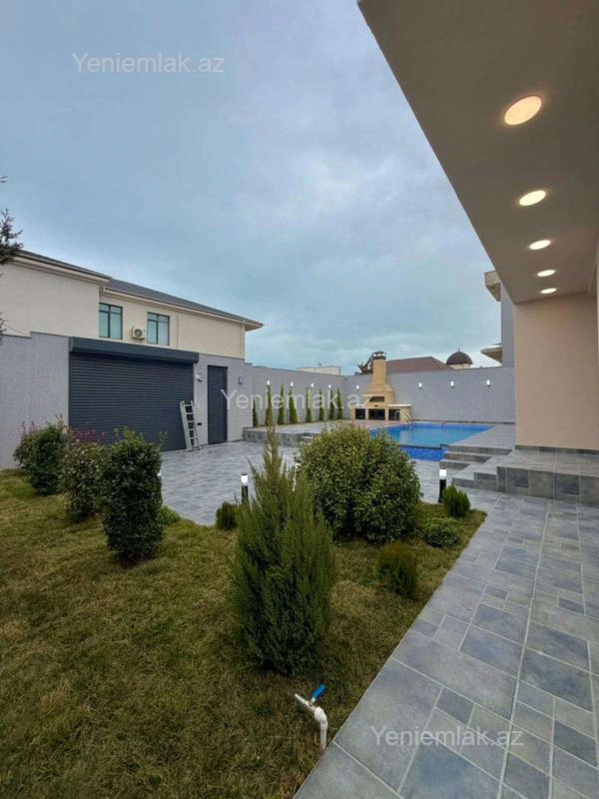 Satılır 5 otaqlı həyət evi 300 m²