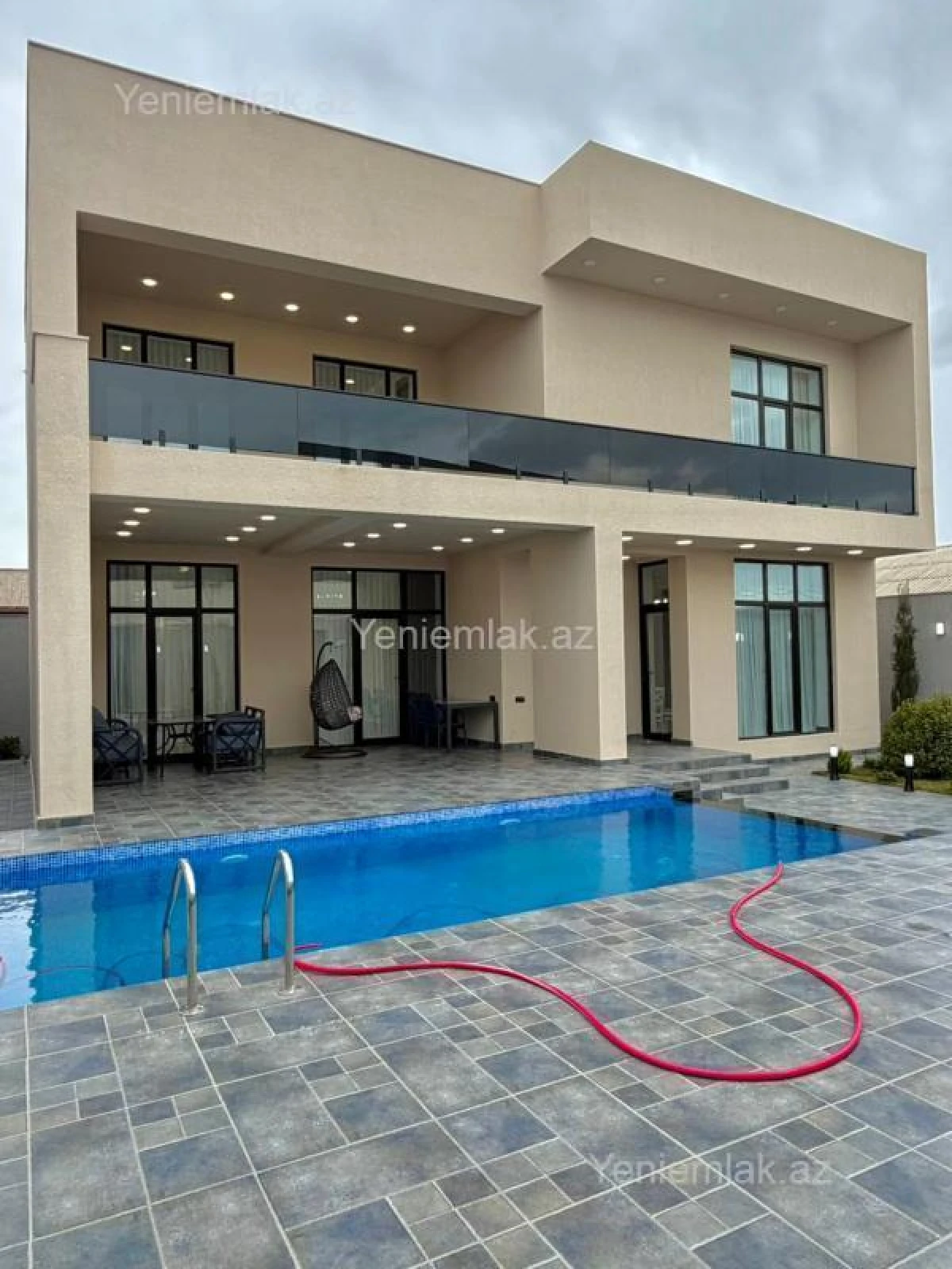 Satılır 5 otaqlı həyət evi 300 m²