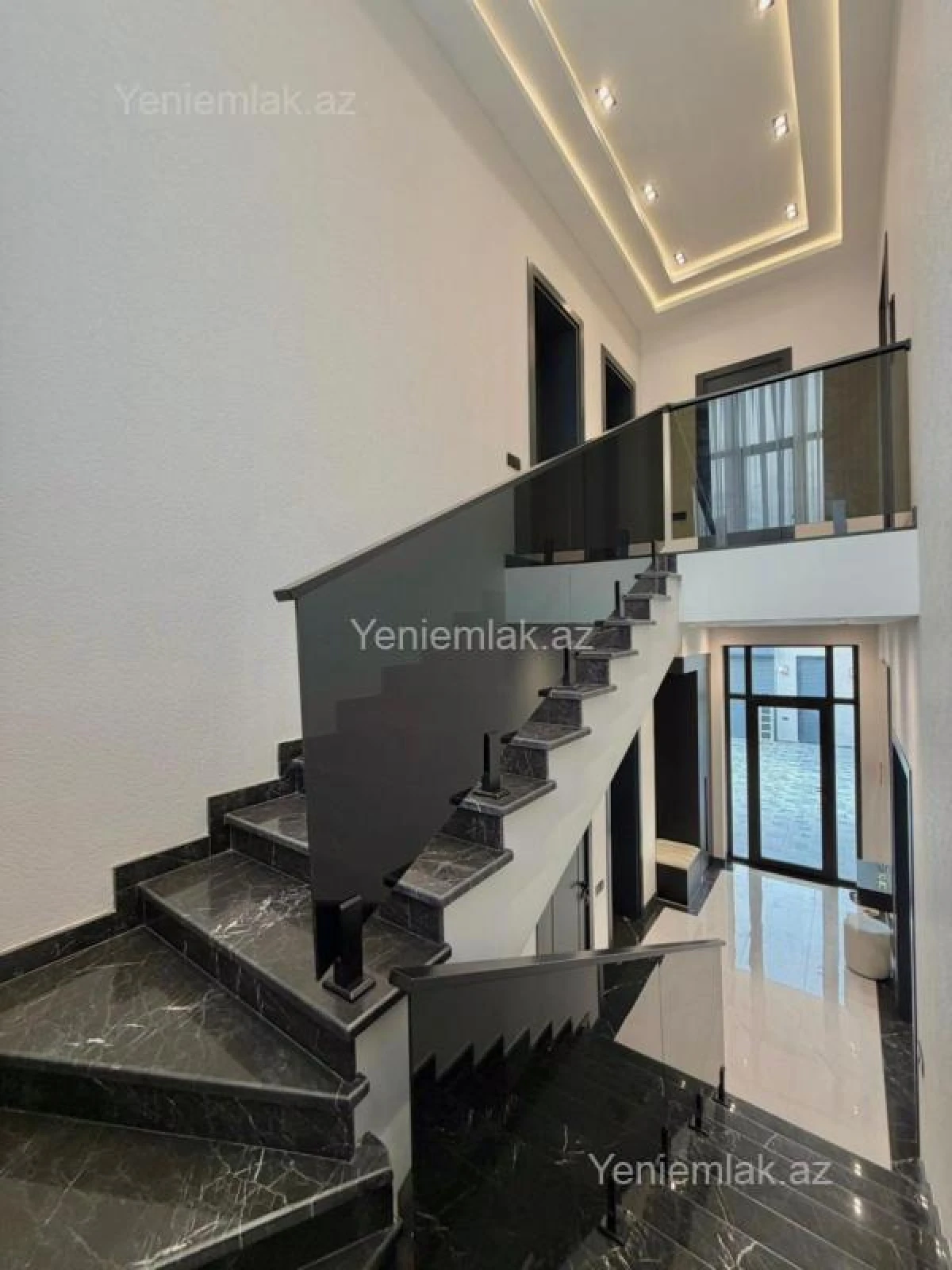 Satılır 5 otaqlı həyət evi 300 m²