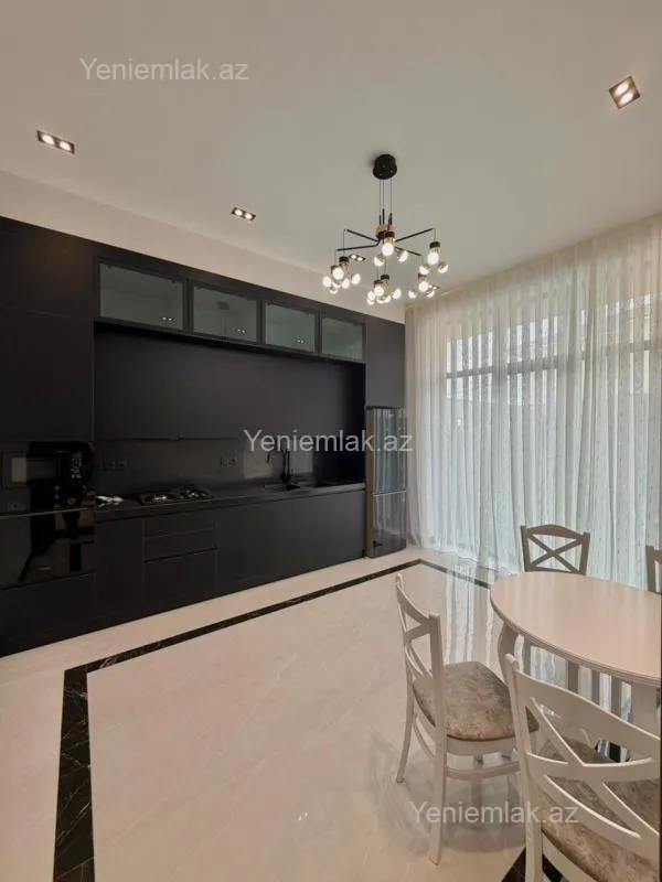 Satılır 5 otaqlı həyət evi 300 m²