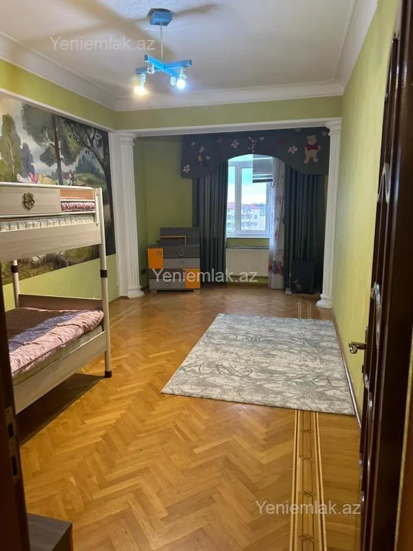 Satılır 3 otaqlı yeni tikili 180 m²