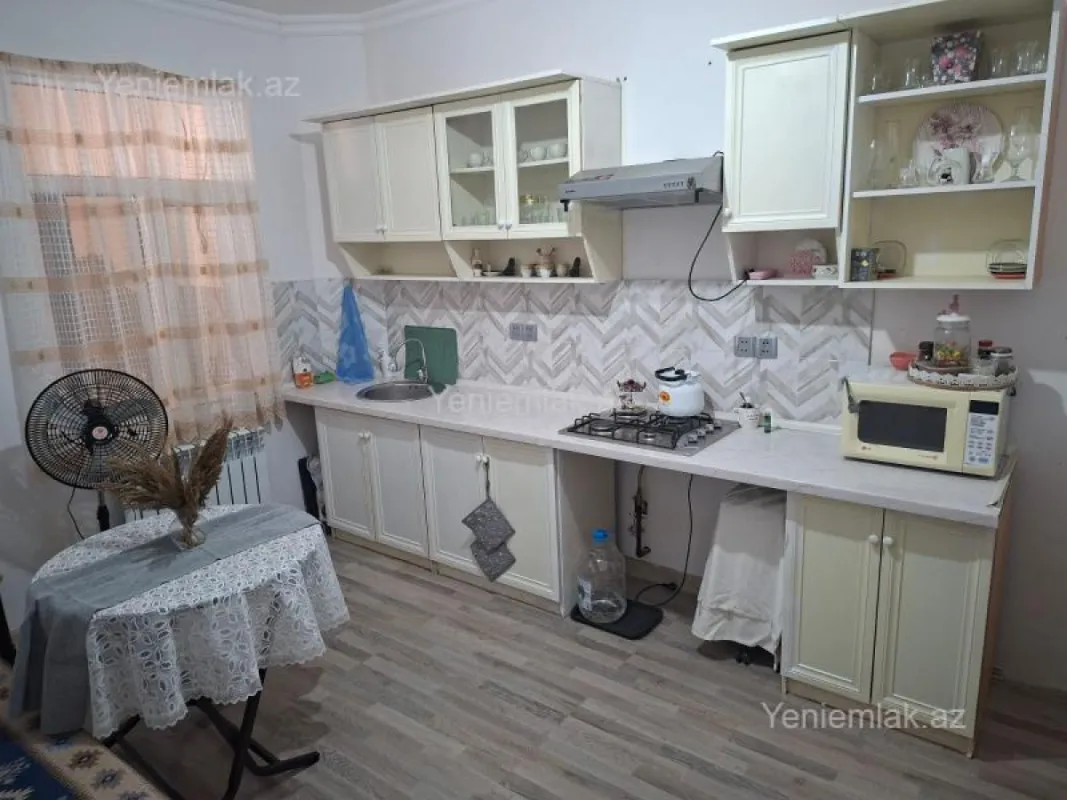 Satılır 3 otaqlı həyət evi 200 m²