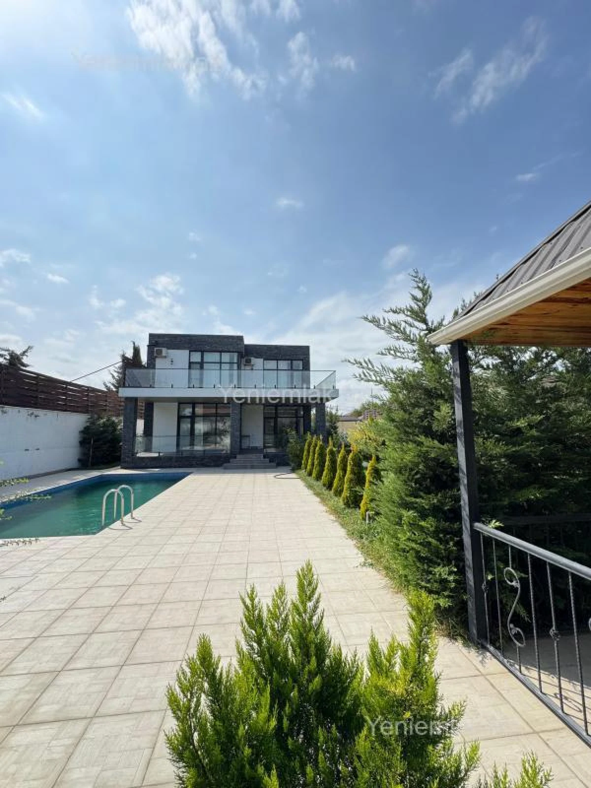 Satılır 5 otaqlı həyət evi 380 m²