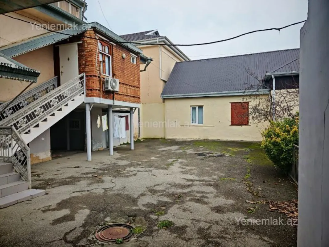 Satılır 4 otaqlı həyət evi 267 m²