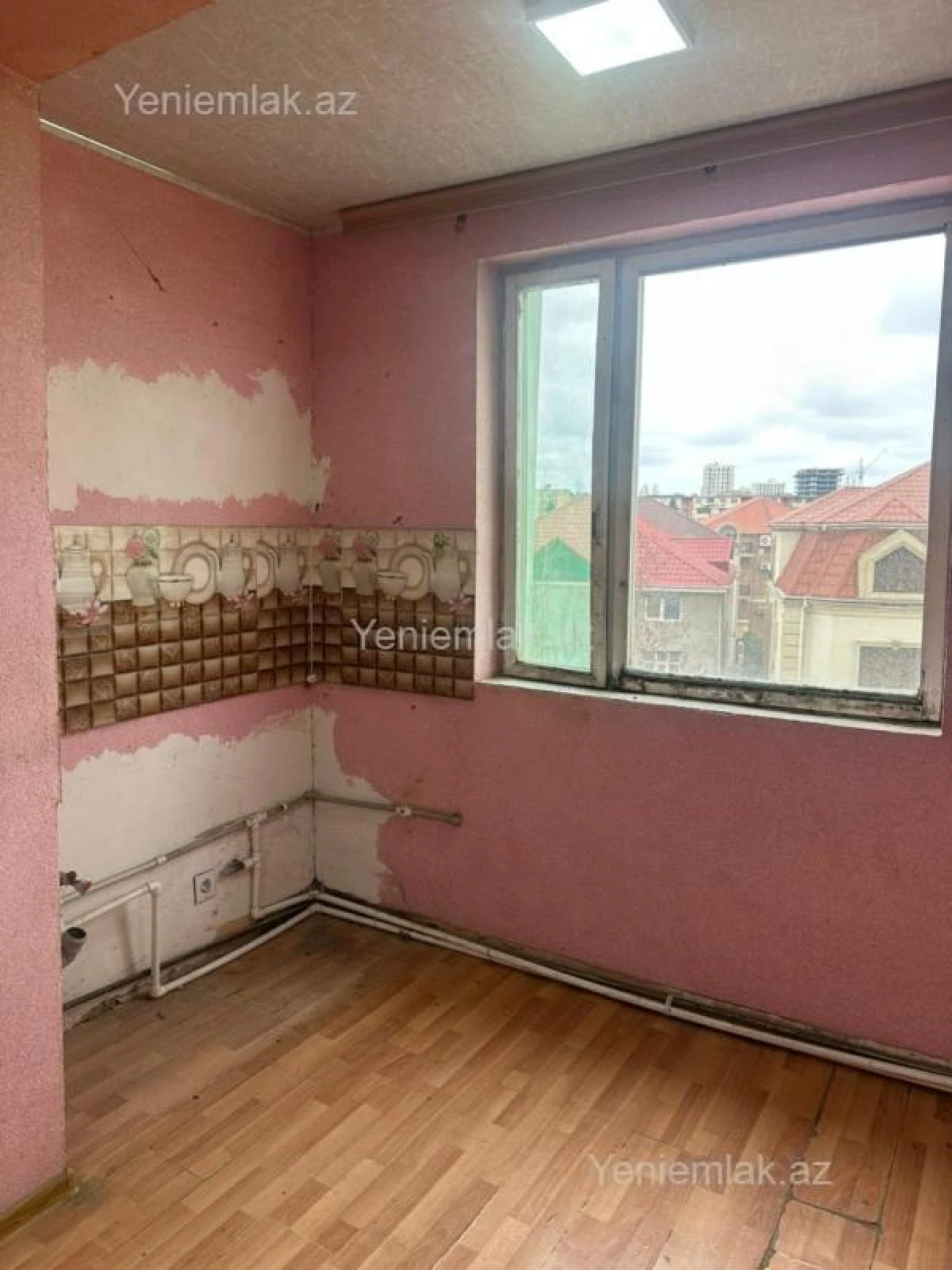 Satılır 4 otaqlı köhnə tikili 130 m²