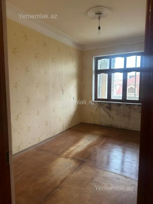 Satılır 4 otaqlı köhnə tikili 130 m²